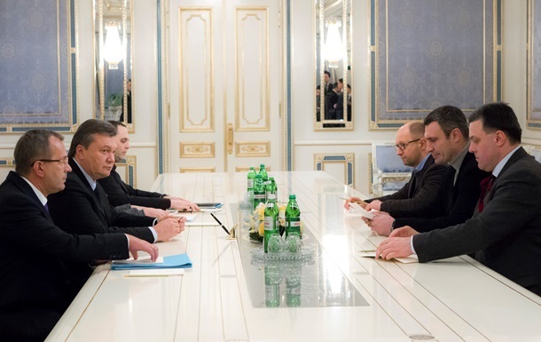  В Адміністрації президента триває чергова зустріч Януковича з лідерами опозиції