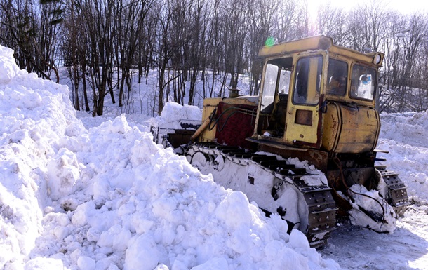 Вооруженные силы выделили на борьбу со снегопадами 46 человек и 20 единиц техники
