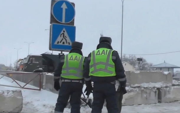 В Одессе из-за снегопадов киевскую трассу перекрыли бетонными блоками