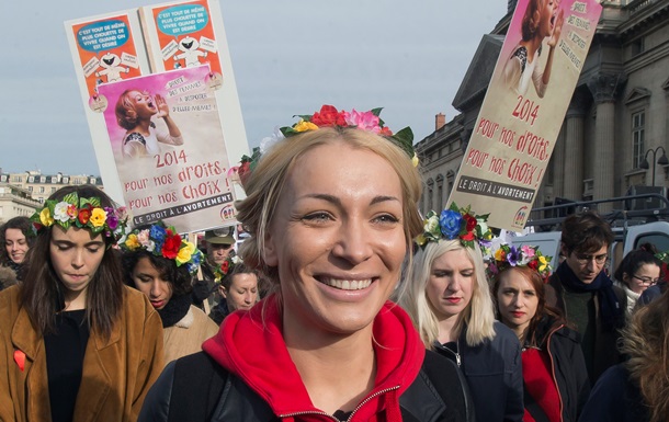 FEMEN протестовали в Париже в защиту абортов в Испании