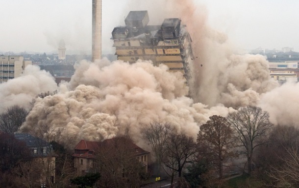 В Германии взорвали 116-метровый небоскреб