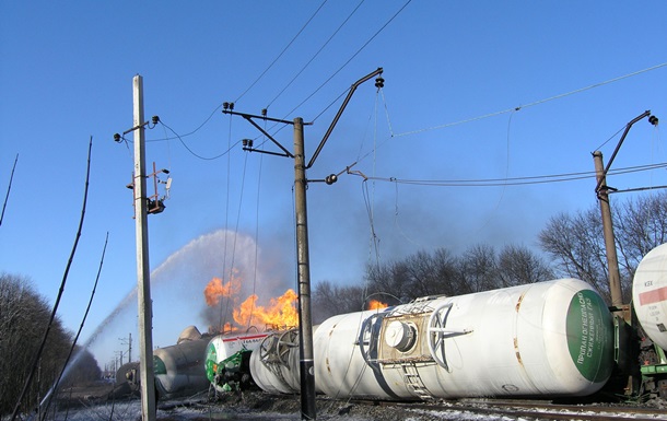 Более полусотни единиц техники тушат горящие цистерны с пропан-бутаном в Донецкой области 