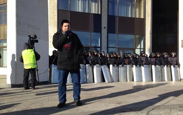 Милиция оцепила здание Деснянской РГА, где митингуют около 350 активистов 