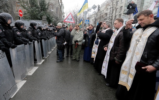 Церковь и Евромайдан: проклятия студентам и монахи на линии огня