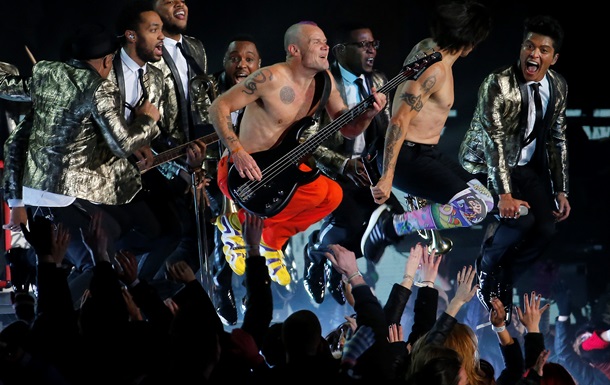 Караоке на Супербоулі. Лідер Guns N Roses висміяв Red Hot Chili Peppers за виступ під фонограму 