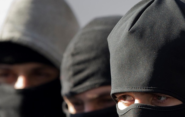 Біля станції метро Хрещатик люди в масках обікрали та побили хлопця