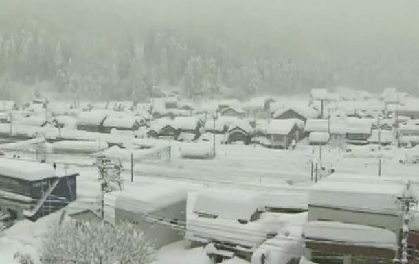 Из-за мощных снегопадов в Японии два человека погибло, более 300 ранены