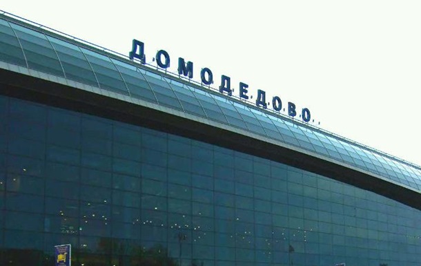 Самолет украинской авиакомпании сел в Домодедово с загоревшимся двигателем