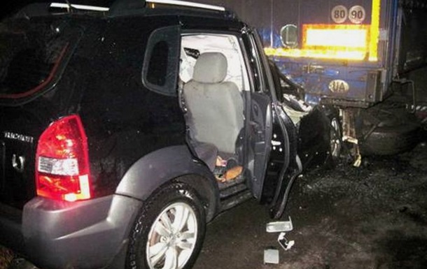У Закарпатті Hyundai врізався у фуру, одна людина загинула