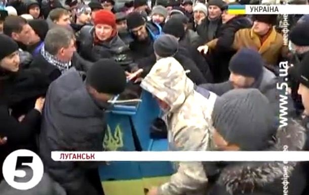 На Евромайдане в Луганске произошла потасовка из-за уличного фортепиано