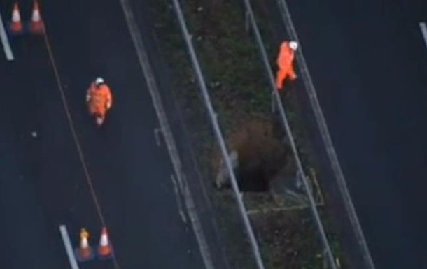 В Англії перекрили автостраду через гігантську яму