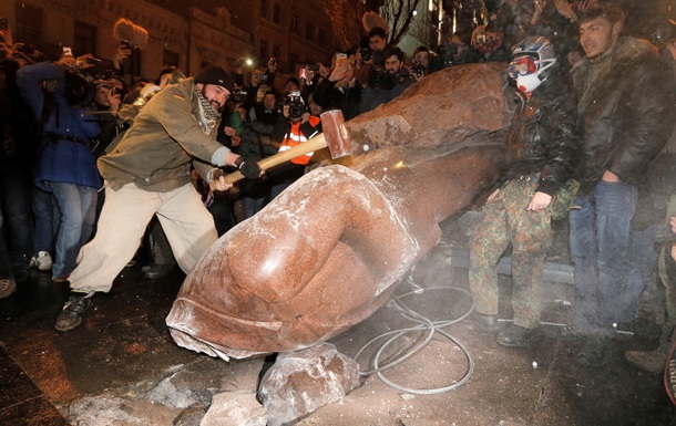 КПУ  воскрешает  киевский памятник Ленину