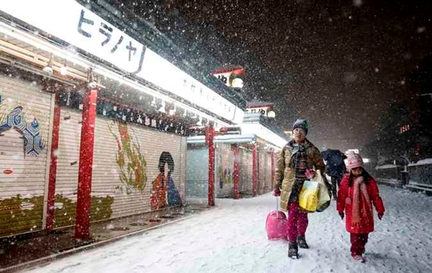 Сильний снігопад в Японії призвів до скасування понад 100 внутрішніх авіарейсів