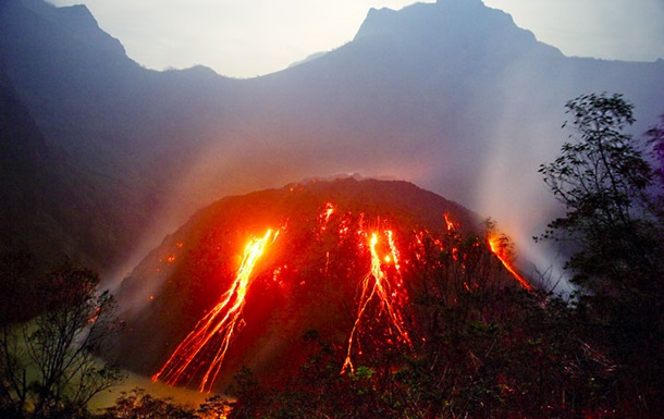 В Індонезії виверження вулкана призвело до евакуації 200 тисяч осіб