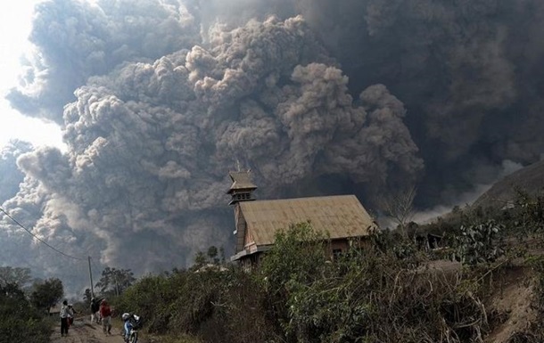 Через активність вулкана в Індонезії евакуйовано більше 200 тисяч осіб