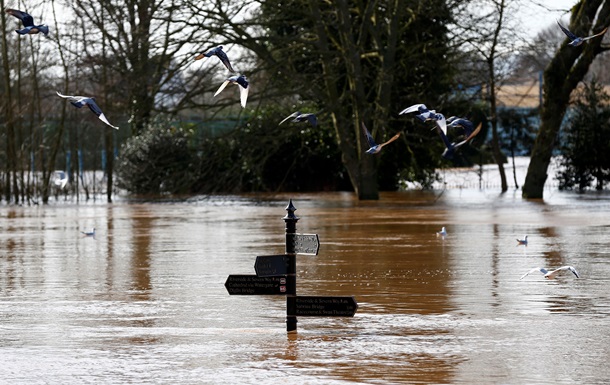 Західну Англію частково затопило, погода погіршується