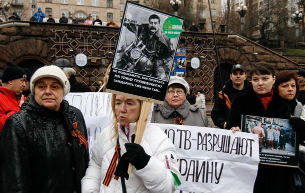Движение  За чистый Киев  снова пыталось разобрать баррикады возле ЦУМа 