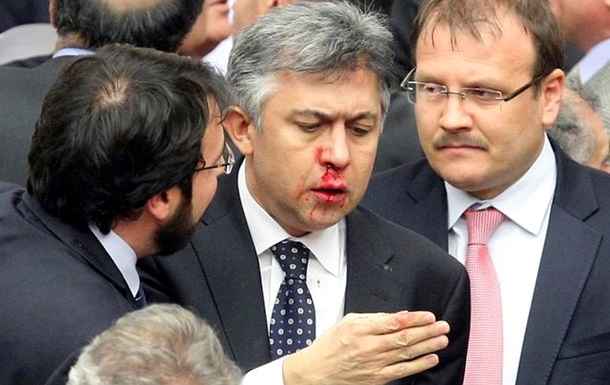 Турецькі депутати побилися на обговоренні закону про контроль над суддями