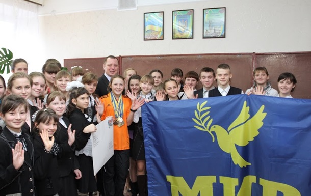 Украинские школьники отправили флаг Мира сестрам Семеренко в Сочи