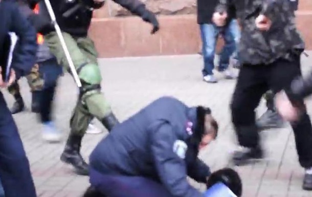 Опубликовано видео нападения на милиционеров под зданием КГГА