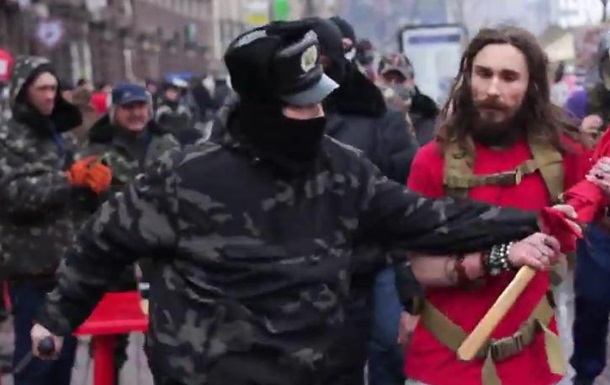 Активисты выгнали с Евромайдана молодого человека с красным флагом