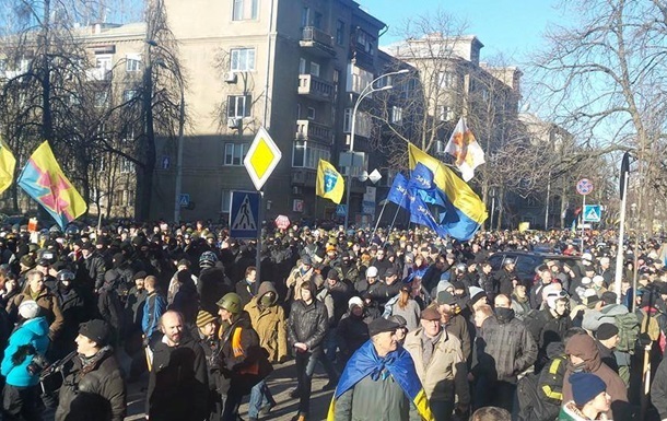 Мітингувальники розблокували вулицю Грушевського біля Будинку офіцерів. Поблизу Динамо горять шини