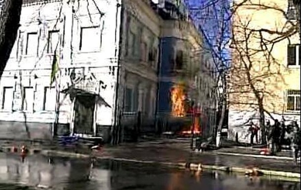 Митингующие подожгли офис Партии регионов на Липской, рядом сгорел элитный спорткар