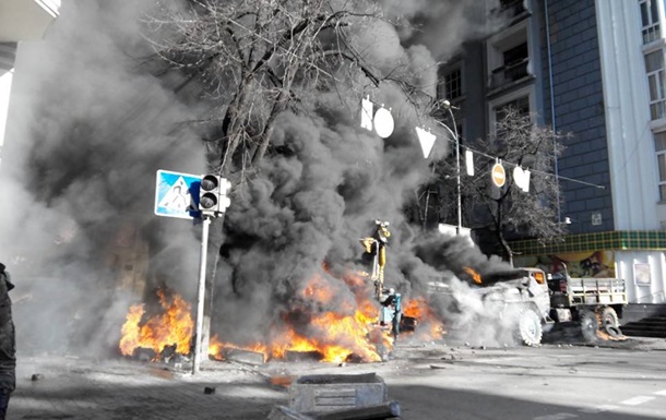 Столкновения между активистами и милицией началось на улице Садовой