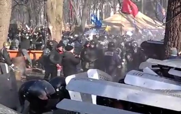 У Маріїнському парку прихильники влади допомагають Беркуту відбивати атаку активістів Майдану