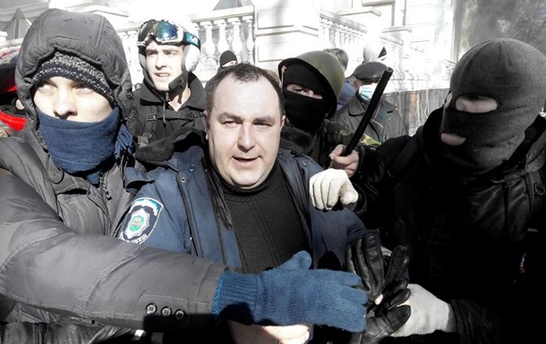 Митингующие взяли в плен человека из офиса Партии регионов 