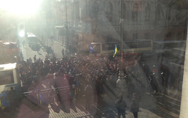 Кличко выступает на митинге сторонников власти под зданием Верховной Рады