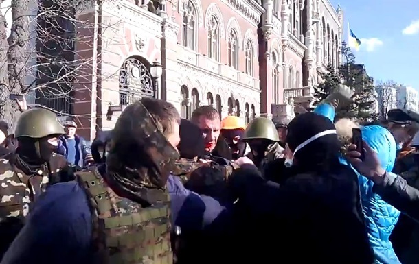 Активісти захопили міліціонера і ведуть на Майдан, він плаче