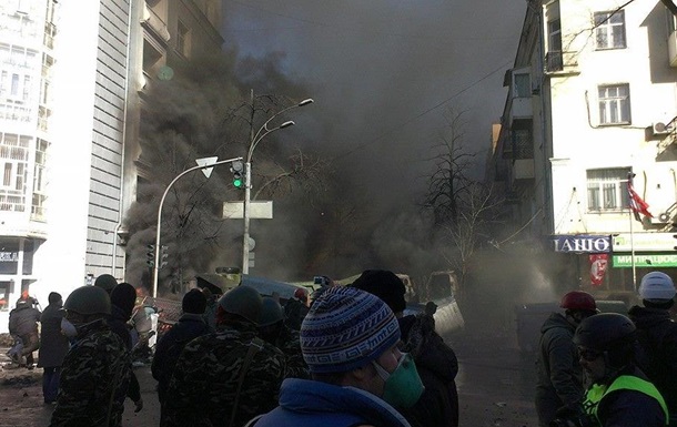 На Садовую стягивают силовиков, улица затянута дымом