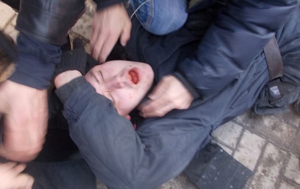 Активисты Майдана отпустили одного пленного милиционера