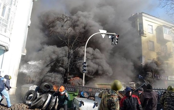 Беркут штурмует баррикады на Майдане