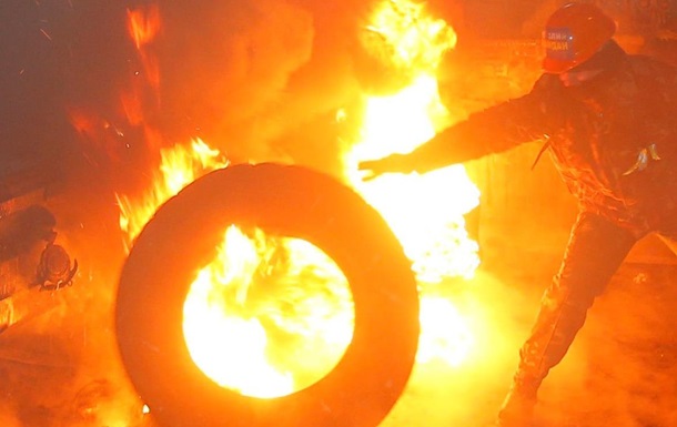  Правий сектор  влаштовує димову завісу на Майдані - ЗМІ