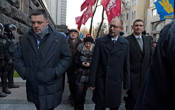 Янукович проводить зустріч з Яценюком і Кличком