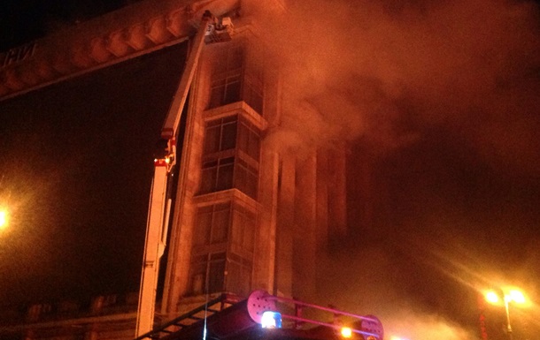 Огонь в Доме профсоюзов добрался к верхним этажам: людей эвакуируют 