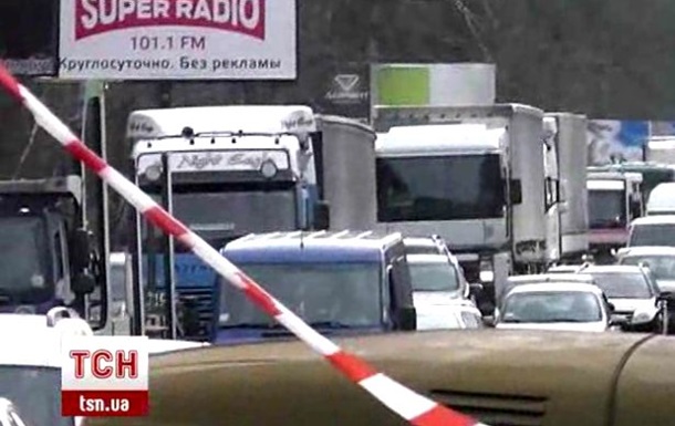 Километровые пробки стоят на Одесской трассе при въезде в Киев