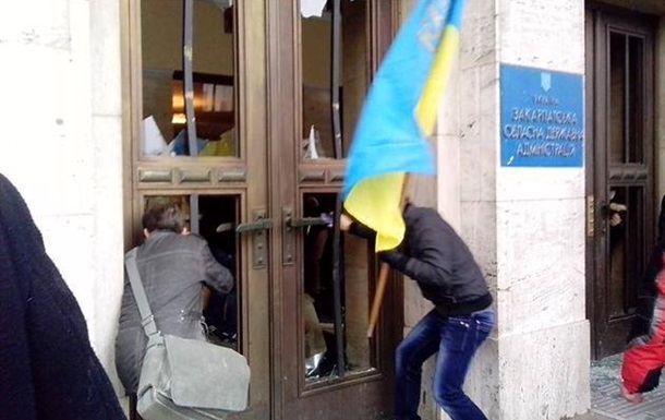 В Ужгороде активисты захватили Закарпатскую ОГА
