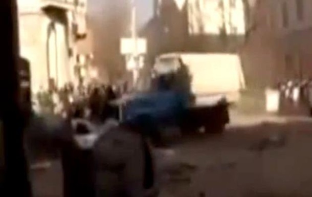 Протестующие в Киеве грузовиком таранят ряды силовиков 