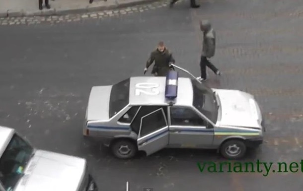 У Львові озброєний чоловік не дозволив протестувальникам виїхати патрульним автомобілем