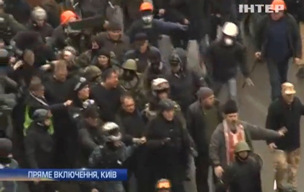 Десятки бойцов ВВ с Грушевского сдались в плен самообороне Евромайдана