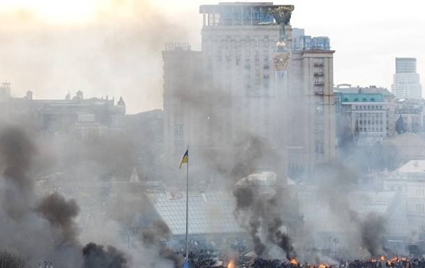 Митингующие приступили к захвату гостиницы Украина