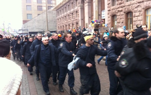 Масового переходу правоохоронців на сторону демонстрантів немає - МВС