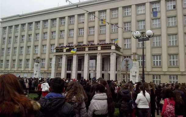 У сесійній залі Закарпатської облради регіон оголосили  вільним від влади Януковича  