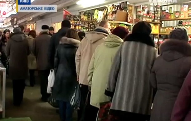 В киевских супермаркетах выстроились огромные очереди 
