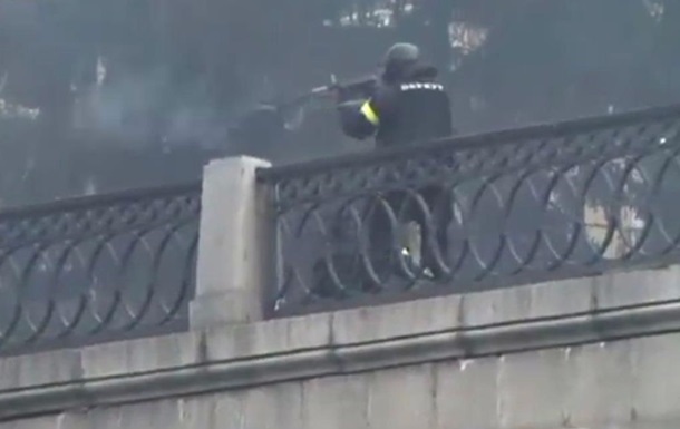 Опубліковане відео стрілянини бійців Беркута по протестувальниках з автоматів Калашникова