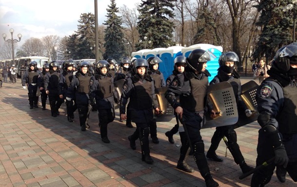 Правоохоронці роз їжджаються від будівлі Верховної Ради 