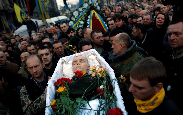 На Майдане простились с погибшими во время расстрела протестующих